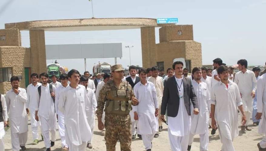 پاراچنار، پاک افغان سرحد کو دورے کے موقع پر عمائدین اور طلباء کو پاک آرمی بریفینگ دیتے ہوئے