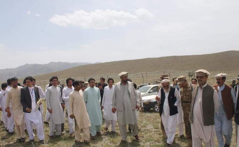 پاراچنار، پاک افغان سرحد کو دورے کے موقع پر عمائدین اور طلباء کو پاک آرمی بریفینگ دیتے ہوئے