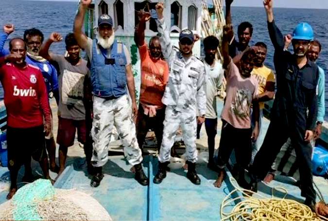 پاک بحریہ نے کھلے سمندر میں پھنسی بھارتی کشتی کو بچا لیا، ماہی گیروں کے پاکستان زندہ باد کے نعرے