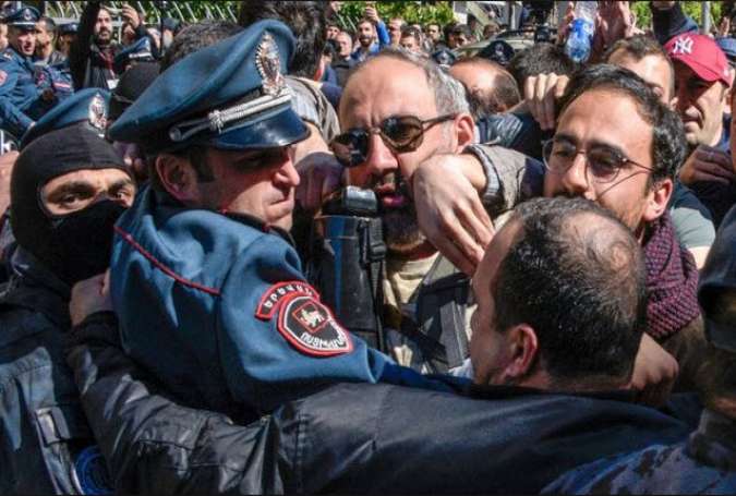 ابهام در بحران ارمنستان اعتراض علیه دولت یا نظام؟