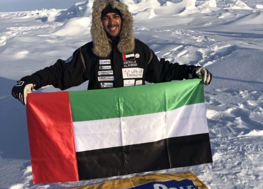الأحبابي يحيي عام زايد برفع علم الإمارات في القطب الشمالي