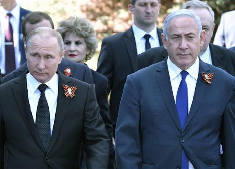 Russian President Vladimir Putin (L) and Israeli Prime Minister Benjamin Netanyahu arrive to watch the Victory Day military parade at Red Square in Moscow, May 9, 2018. (Photo by AFP)