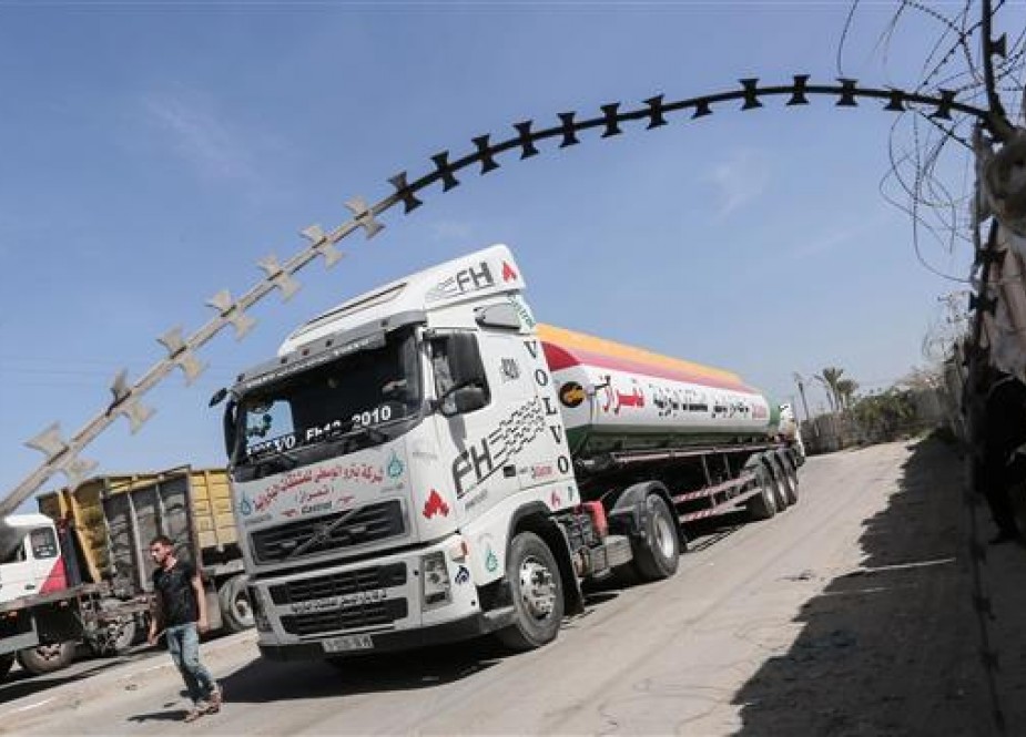 Palestinian truck near the Kerem Shalom Crossing between the southern Gaza Strip.jpg
