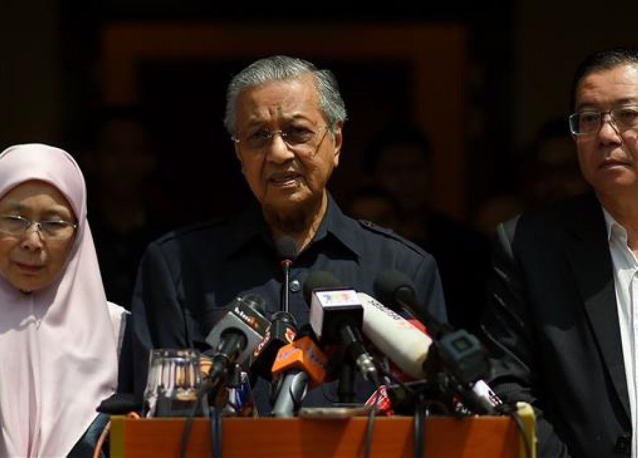 Newly-elected Malaysian Prime Minister Mahathir Mohamad (C) addresses the media in Kuala Lumpur on May 11, 2018. (Photo by AFP)