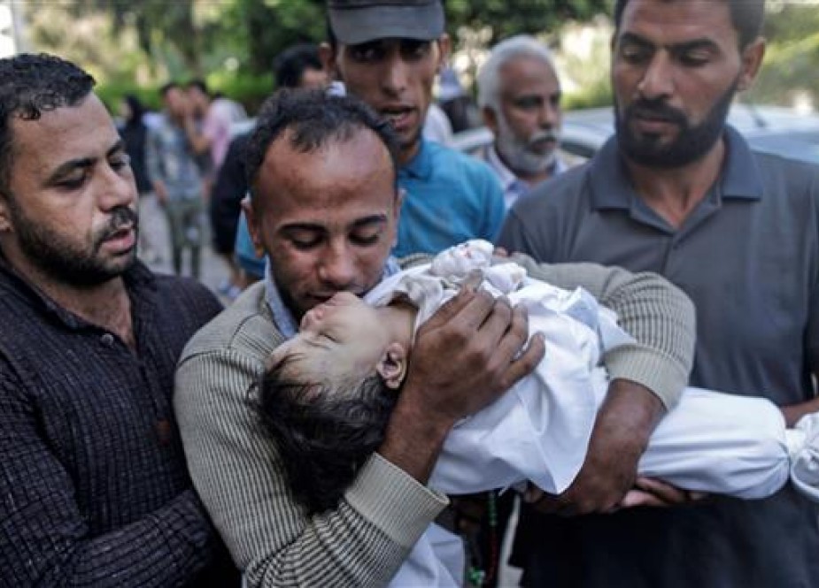 The father of Leila al-Ghandour (C), a Palestinian baby of 8 months who died of tear gas inhalation in East Gaza the previous day, mourns her in front of the morgue of al-Shifa hospital in Gaza City on May 15, 2018. (Photo by AFP)