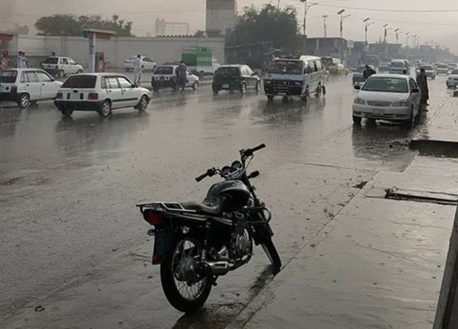 پشاور میں مسلسل بارش، گیس و پٹرول کی قلت سے نظام زندگی مفلوج