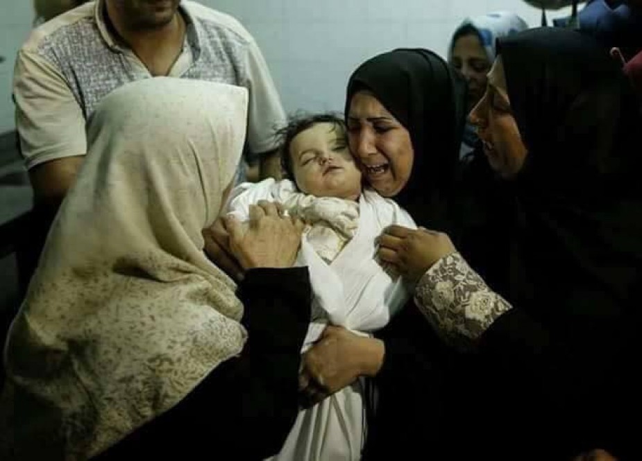 Seorang ibu menyaksikan anaknya tewas oleh peluru Israel (AFP)