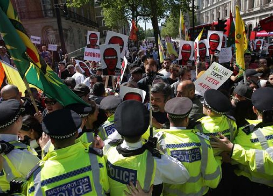 Pro- and anti-Erdogan protesters clash in London