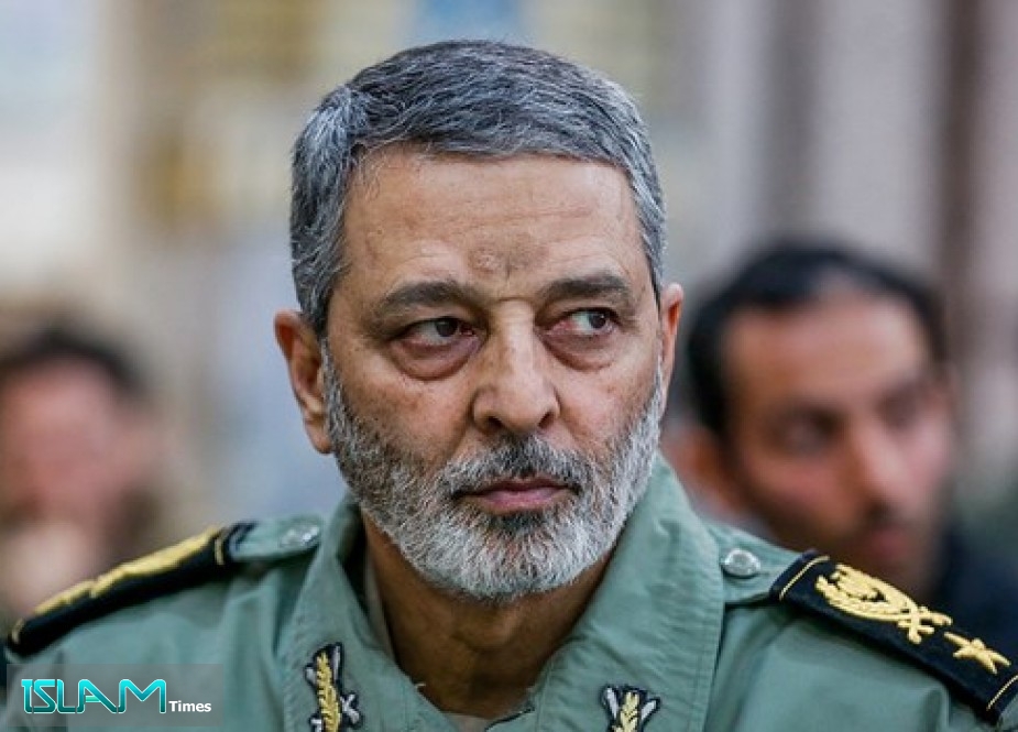 قائد الجيش الايراني يتفقد الوحدات الصاروخية للقوة البحرية
