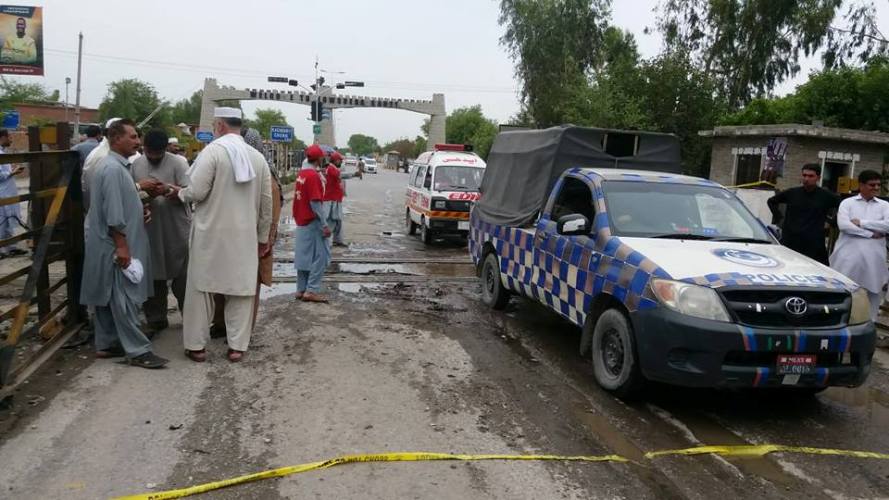 خیبر پختونخوا کے شہر نوشہرہ میں ایف سی کی گاڑی پر ہونیوالا خودکش دھماکہ
