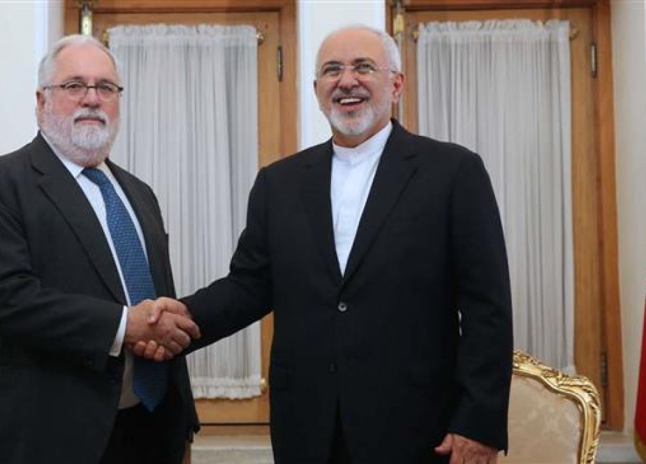 Iranian Foreign Minister Mohammad Javad Zarif (R) shakes hands with the European Commissioner for Energy and Climate Miguel Arias Cañete in Tehran on May 20, 2018. (Photo by IRNA)