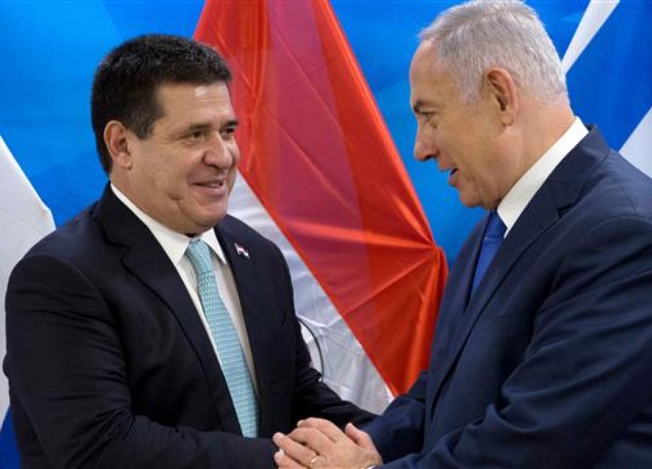 Israeli Prime Minister Benjamin Netanyahu (R) shakes hands with Paraguayan President Horacio Cartes in Jerusalem al-Quds on May 21, 2018. (Photo by AFP)