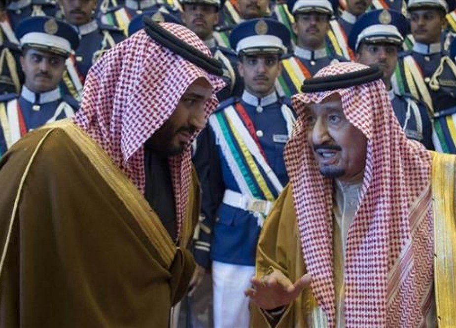 Saudi King Salman bin Abdulaziz Al Saud (R) and his son, Crown Prince Mohammed bin Salman