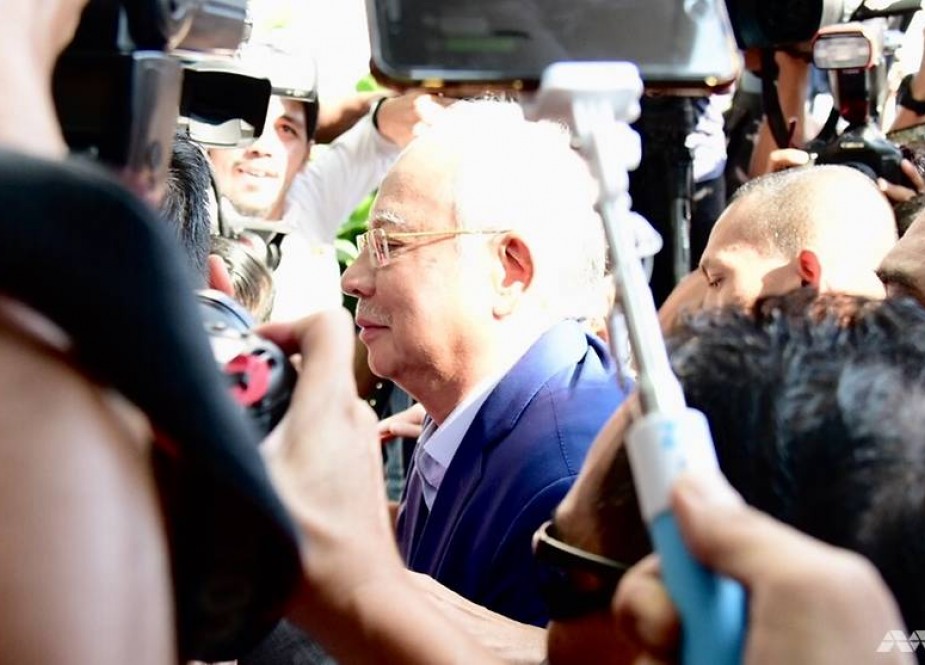 Najib Razak tiba di markas Komisi Anti-Korupsi Malaysia (MACC). (Foto: channelnewsasia)