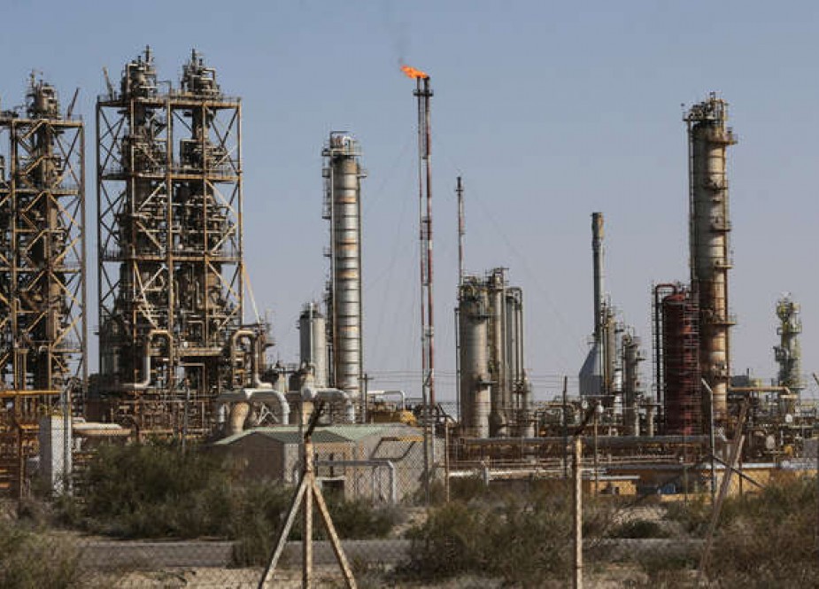 محتجون ينفذون تهديدهم بإغلاق حقول النفط في شرق ليبيا..
