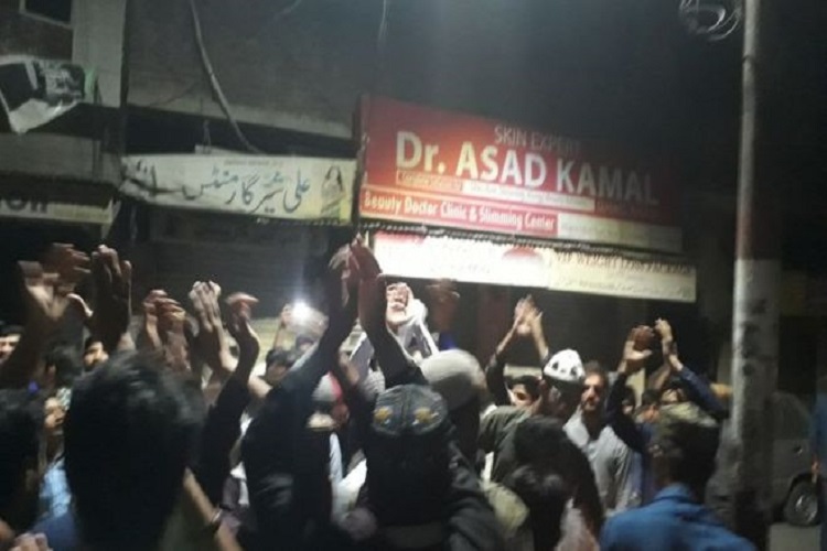 سیالکوٹ میں مشتعل ہجوم نے ٹی ایم اے کے عملے کیساتھ ملکر احمدیوں کی عبادتگاہ مسمار کردی