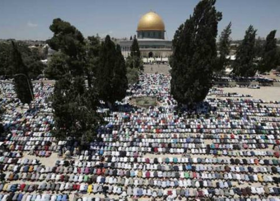 حضور نزدیک به 200 هزار فلسطینی در دومین جمعه ی ماه رمضان در مسجد الاقصی