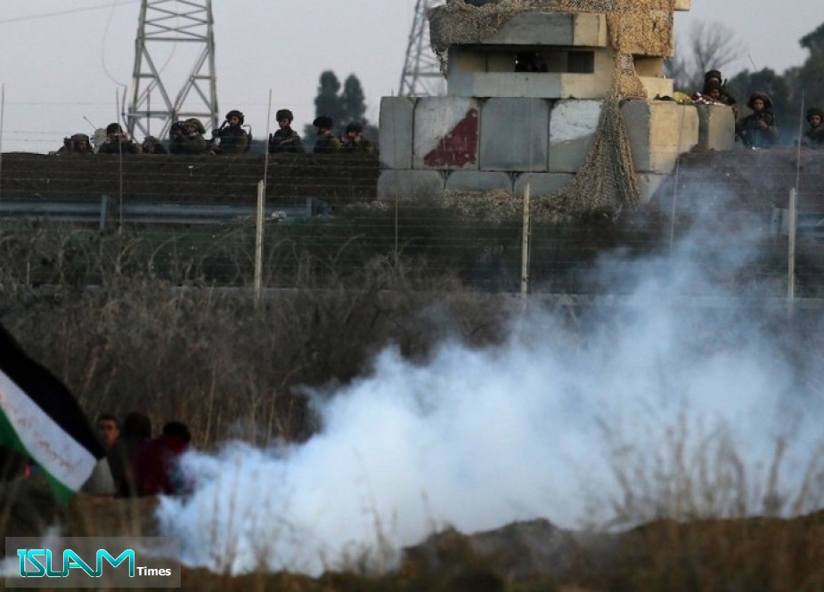 شبان فلسطينيون يتخطون حدود القطاع ويحرقون موقعاً لقناصة الاحتلال