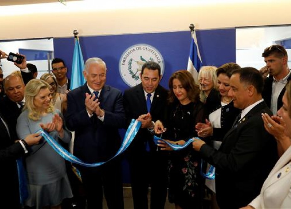 Hilda Patricia Marroquin, the wife of Guatemalan President Jimmy Morales, cuts the ribbon during the inauguration ceremony of the Guatemalan embassy in Jerusalem al-Quds on May 16, 2018, as she stands besides (from R to L) Morales, Israeli Prime Minister Benjamin Netanyahu and his wife, Sara. (Photo by Reuters)