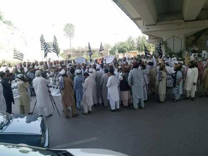 جمیعت علماء اسلام (ف) کا خیبر پختونخوا اسمبلی کے باہر شدید احتجاج