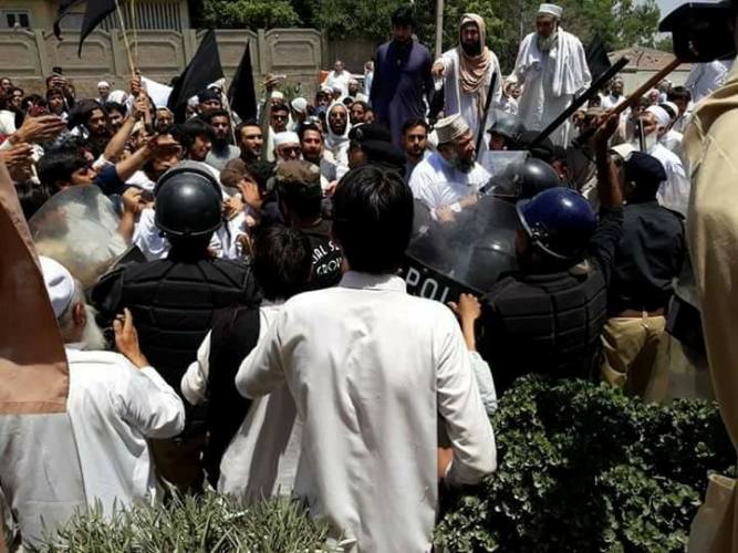 جمیعت علماء اسلام (ف) کا خیبر پختونخوا اسمبلی کے باہر شدید احتجاج