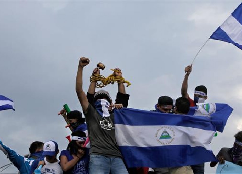 Anti-government demonstrators hold a protest demanding that Nicaraguan President Daniel Ortega and his wife, Vice President Rosario Murillo, step down, in Managua, Nicaragua, May 26, 2018. (Photo by AFP)
