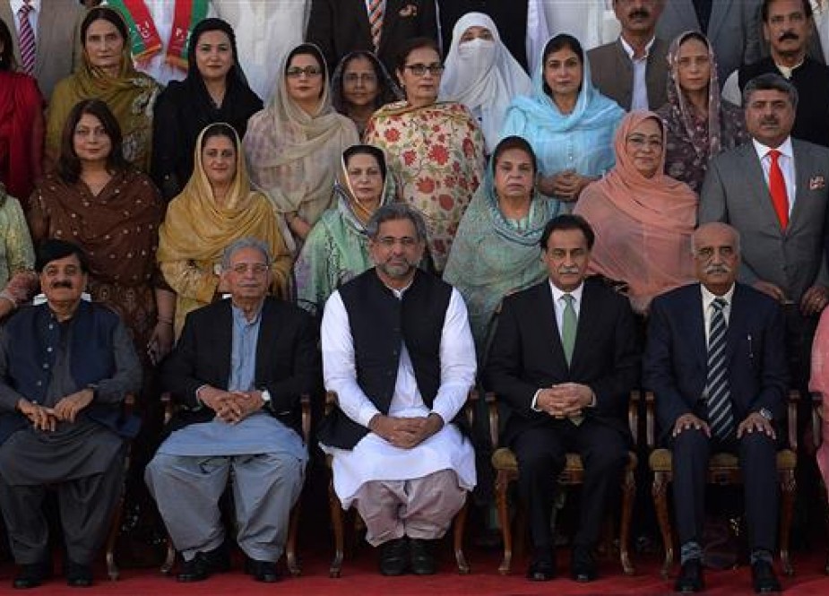 Pakistani Prime Minister Shahid Khaqan Abbasi (C) poses for a photograph with outgoing parliamentarians outside the parliament building in Islamabad, Pakistan, April 27, 2018. (Photo by AFP)