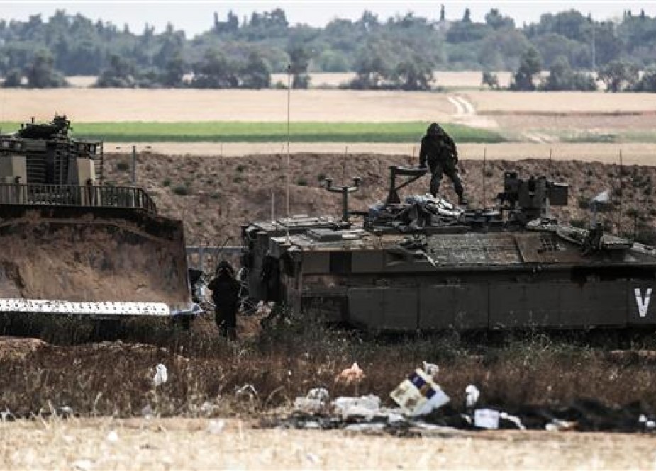 Israeli tanks are seen near the Gaza Strip’s fence, April 11, 2018. (Photo by AFP)