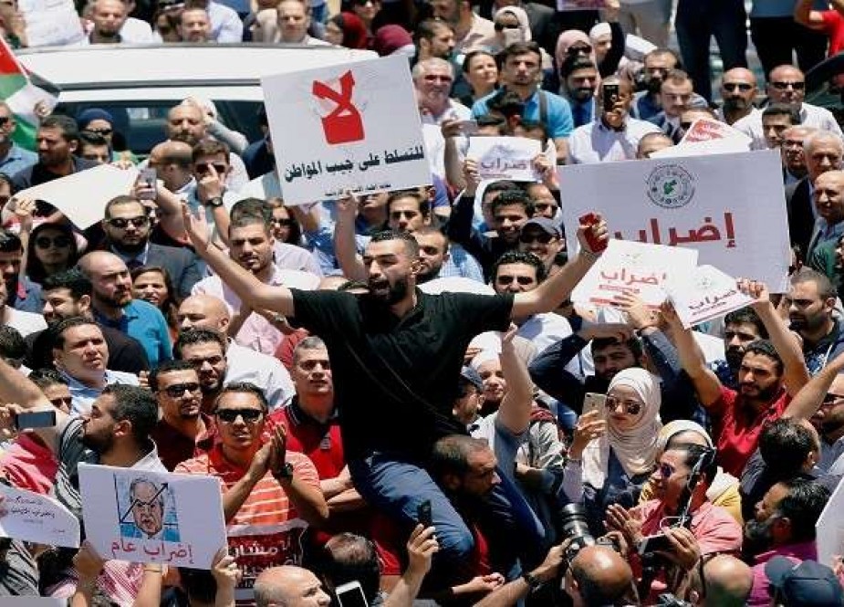 تواصل الاحتجاجات في الأردن رغم استقالة الحكومة