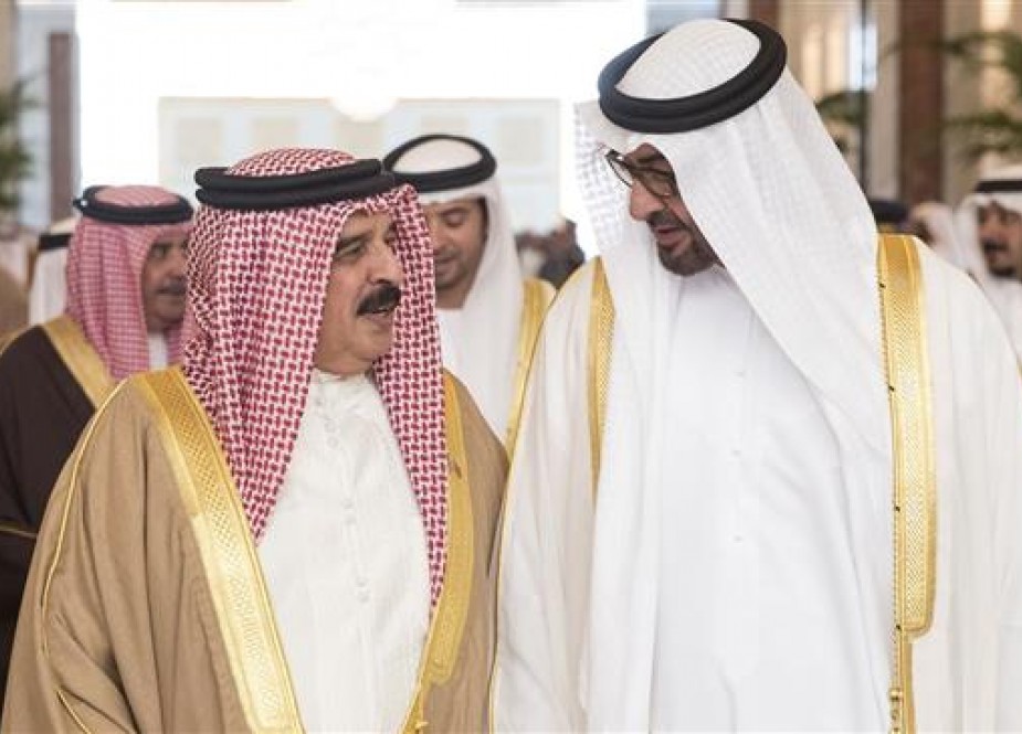 Bahraini King Hamad bin Isa Al Khalifa (L) and the Crown Prince of Abu Dhabi Sheikh Mohammed bin Zayed bin Sultan Al Nahyan.jpg