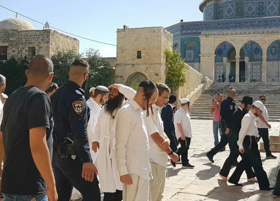 Gangs of Zionist Settlers Desecrate Al Aqsa Mosque as Quds Day Approaches
