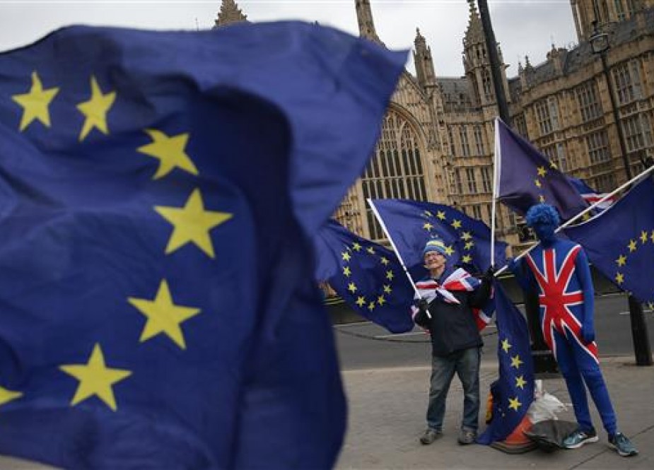 Anti-Brexit demonstrators holding EU flags protest outside the Houses of Parliament in central London on March 29, 2018. (Photo by AFP)