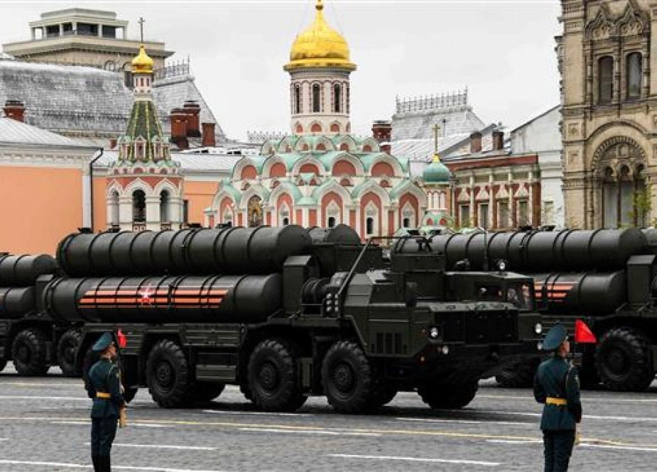 Russian S-400 Triumf medium- and long-range surface-to-air missile systems ride through Red Square during the Victory Day military parade in Moscow on May 9, 2017. (Photo by AFP)
