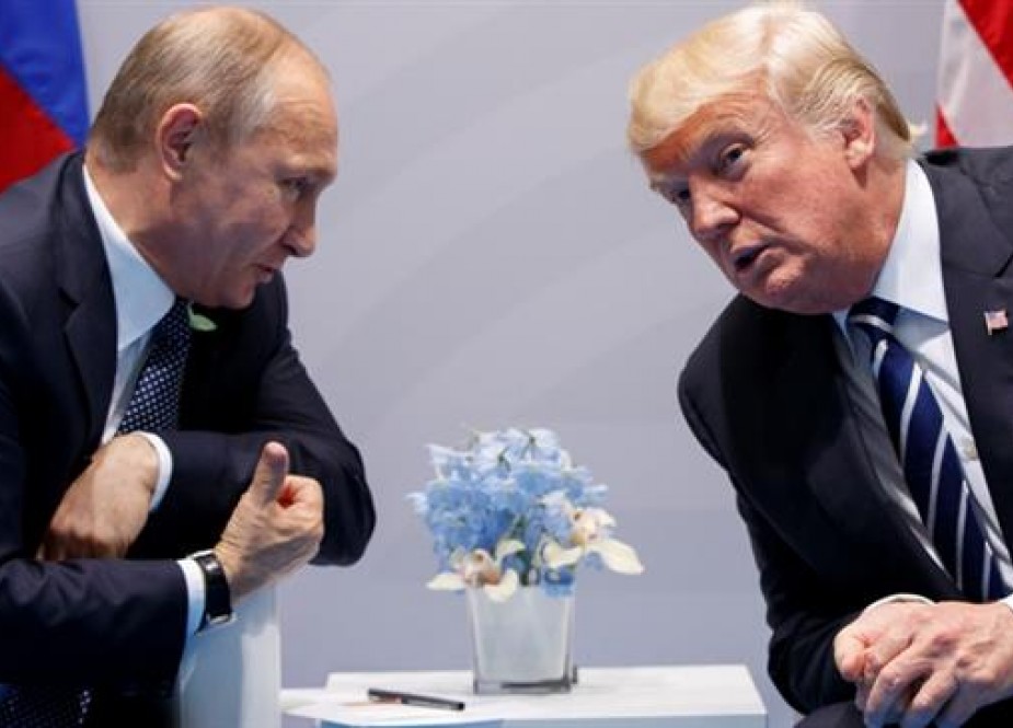 US President Donald Trump (R) and Russia