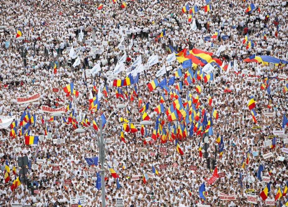 Government supporters rally in Romanian capital