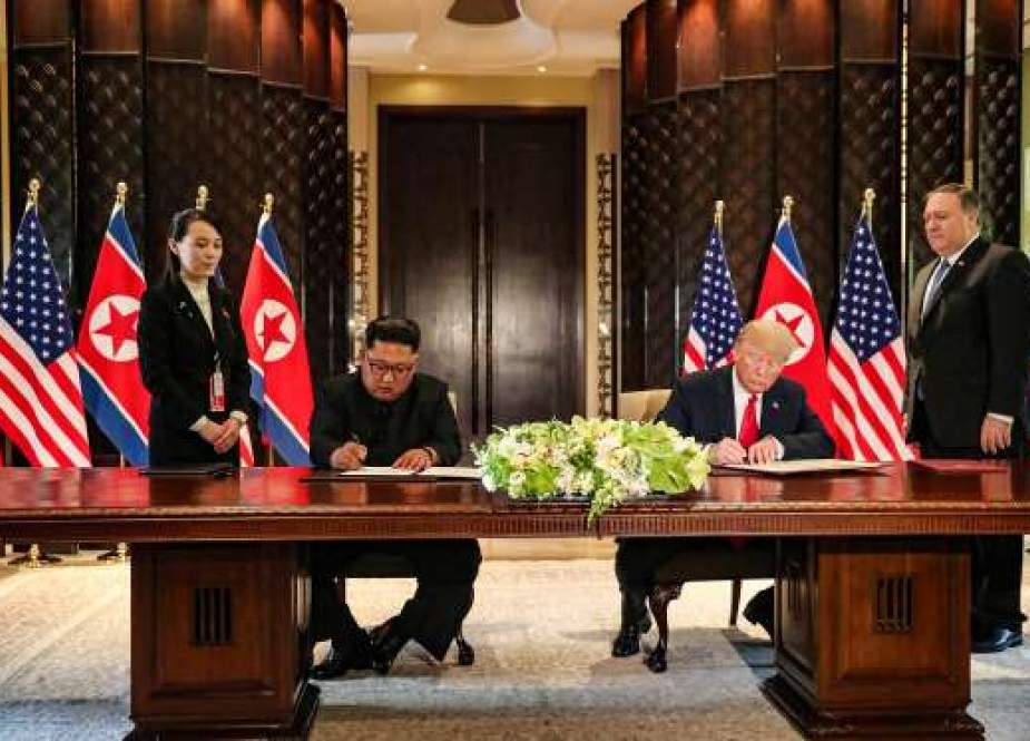 Presiden Donald Trump dan Pemimpin Korea Utara Kim Jong Un menandatangani sebuah dokumen komprehensif.jpg