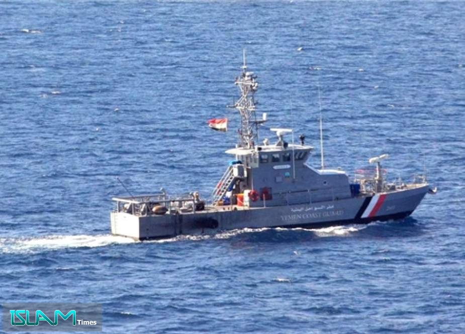 البحرية اليمنية تدمر بارجة لقوى العدوان قبالة سواحل الحديدة