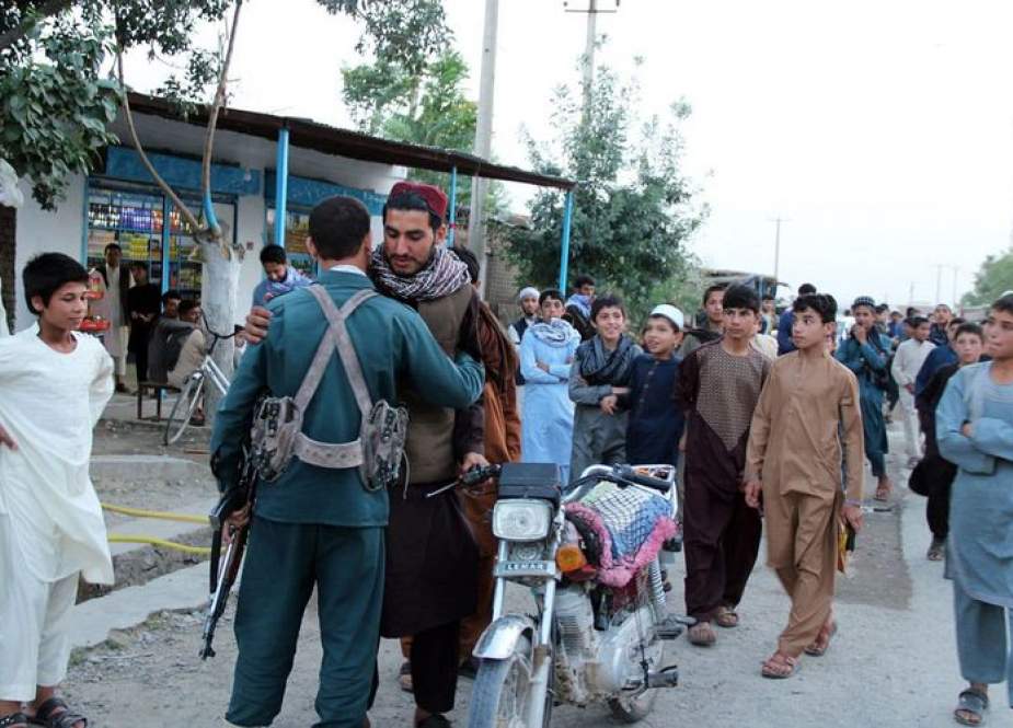 Anggota Taliban dan polisi Afghanistan merayakan Idul Fitri bersama.jpg