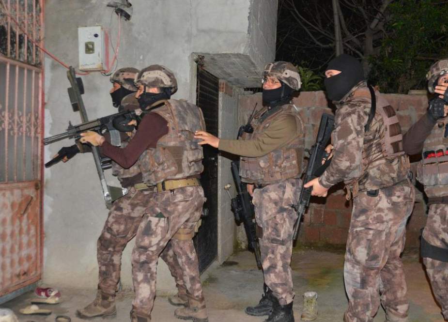 Turkish police officers prepare to storm a house during an operation to arrest ISIS suspects
