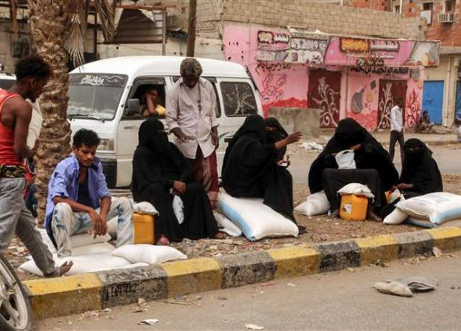 Yemeni women receive food aid in the coastal city of Hudaydah on June 14, 2018. (Photo by AFP)