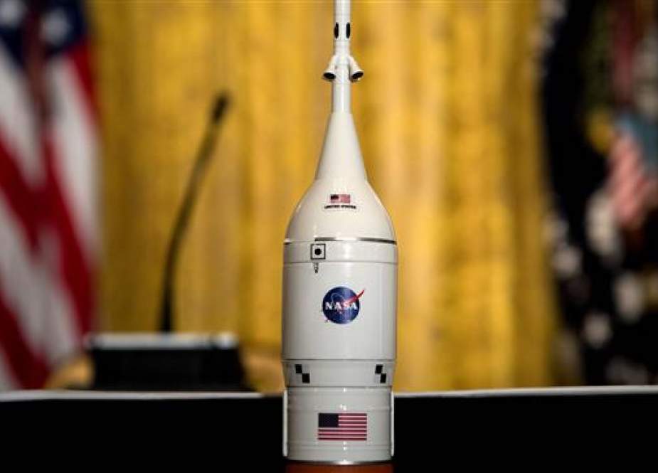 Model of a rocket in the West Room of the White House.jpg