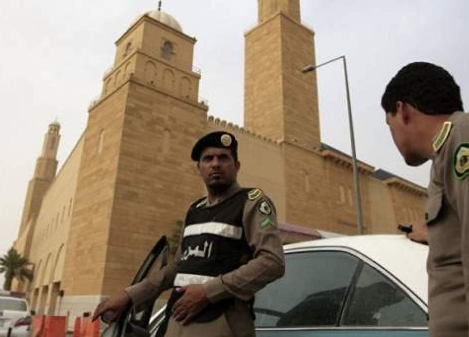 شرطة الرياض تلقي القبض على عصابة تعري رهائنها