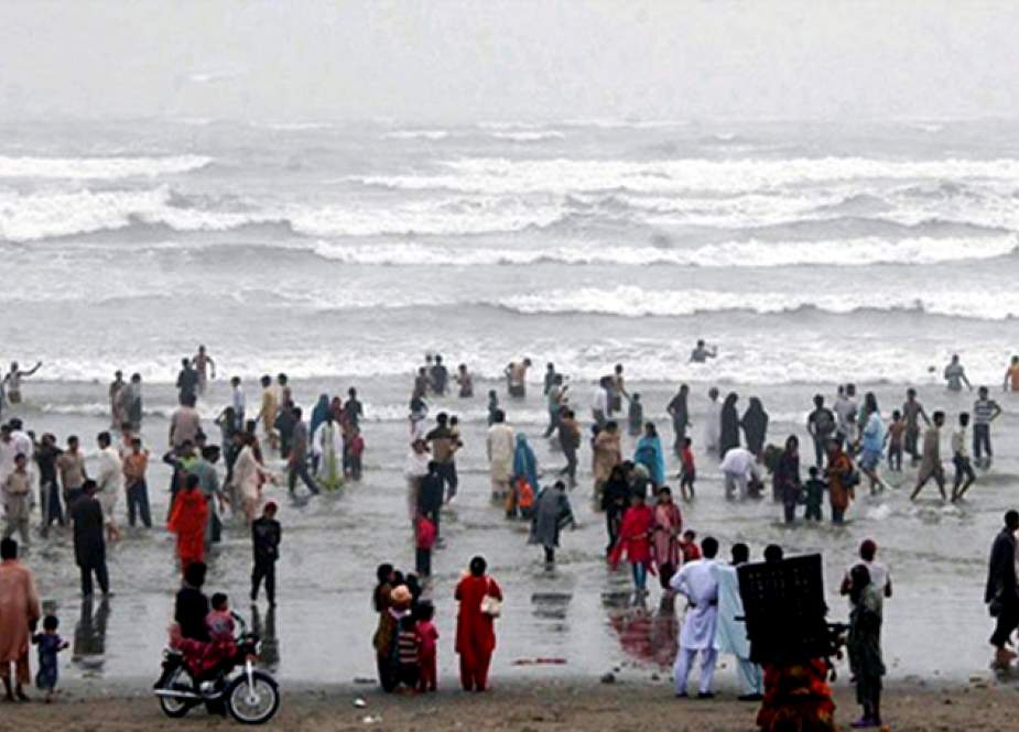کراچی، ساحل پر آنے والوں سے غیر قانونی چارجڈ پارکنگ فیس وصولی