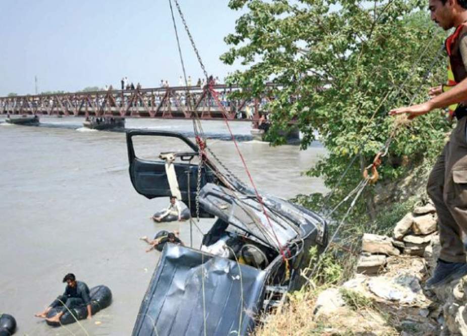 کالام، دریائے سوات میں سوزکی وین گرنے سے 3 افراد ڈوب کر لاپتہ