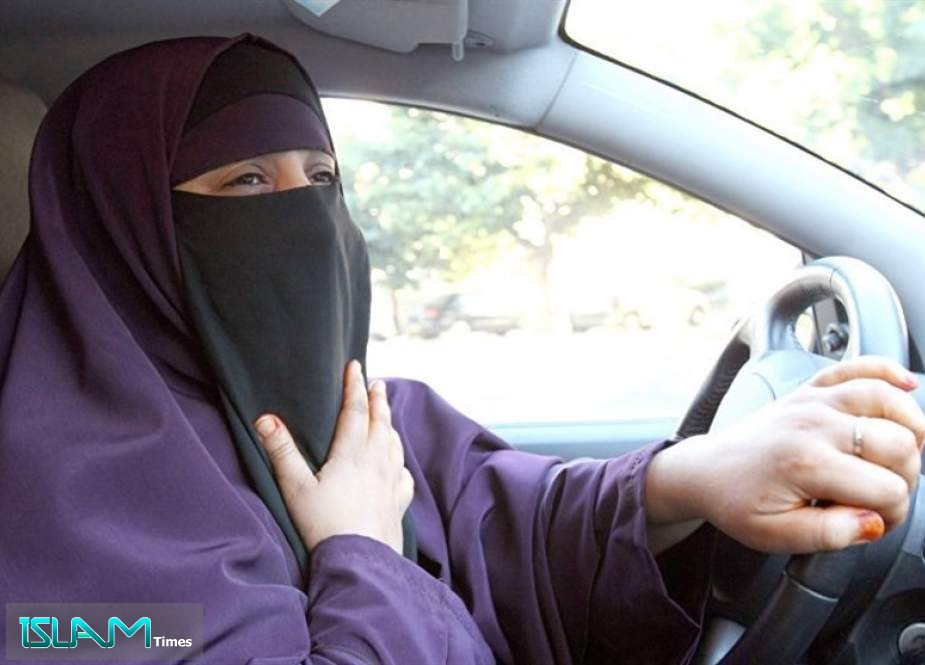 قرار متأخر وتطبيق أكثر تأخراً.. المرأة السعودية خلف المقود