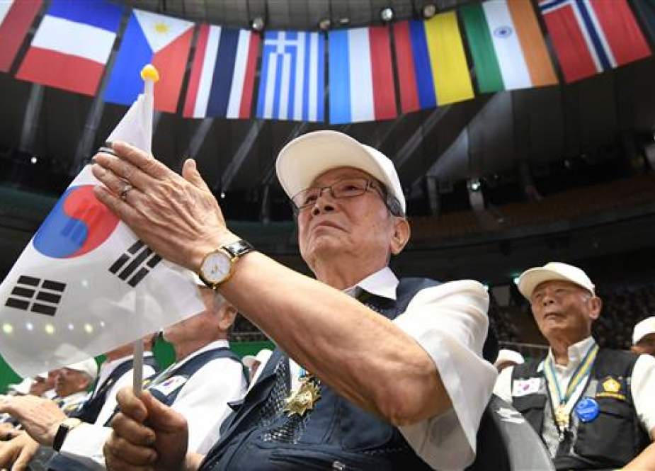 South Korean war veterans wave the national flag during a ceremony marking the 68th anniversary of the outbreak of the Korean War in Seoul on June 25, 2018. (Photo by AFP)
