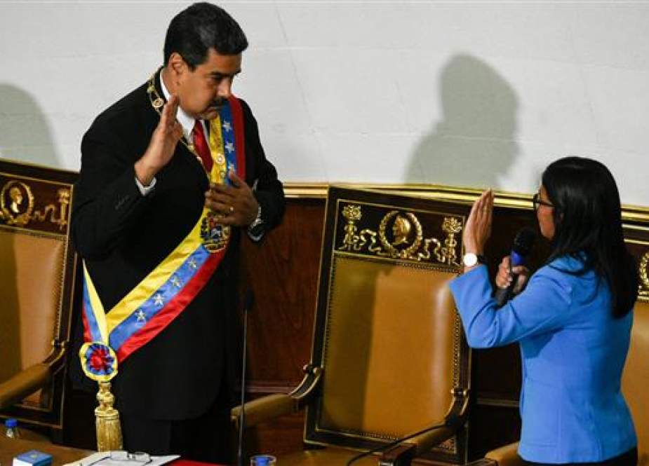 Venezuelan President Nicolas Maduro (L) is sworn in before National Assembly President Delci Rodriguez during his inauguration ceremony, in Caracas, Venezuela, on May 24, 2018. (Photo by AFP)