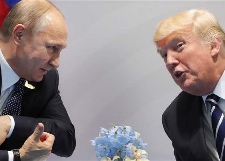 US President Donald Trump (R) and his Russian counterpart Vladimir Putin
