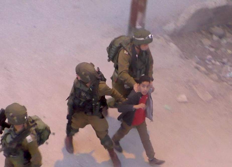 Tentara Israel menangkap seorang bocah Palestina (btselem)