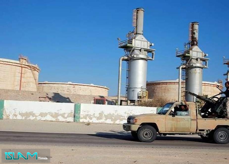 الجيش الليبي يؤكد التزامه باتفاقات النفط
